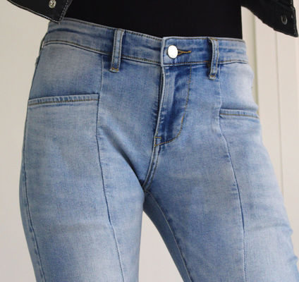 tissu de denim de bout droit de 339gsm 2% avec le bleu-foncé flammé 160cm pleine largeur