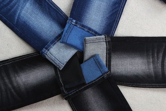 Tissu de trame coloré 59" de sergé de denim de bout droit avec la couleur mélangée blanche bleue noire dans l'arrière