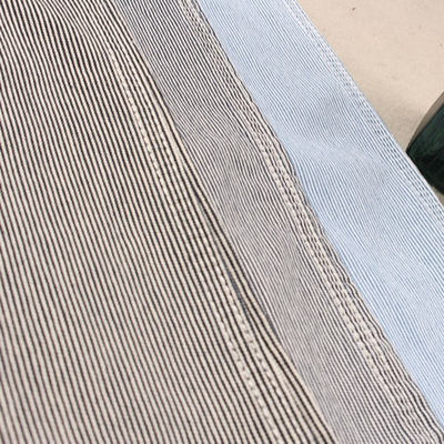 les rayures verticales bleues et blanches de 6oz étirent le tissu de denim pour des shorts
